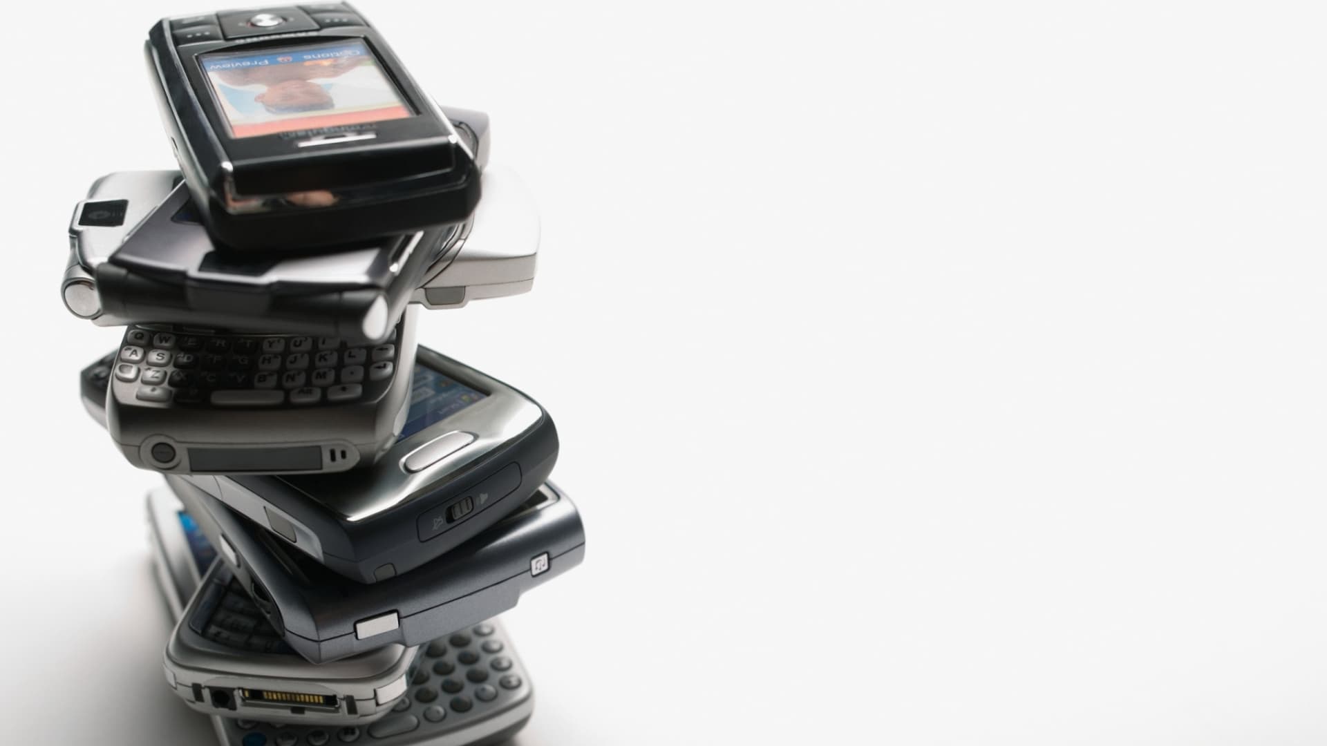 Teléfonos tontos: el resurgir de los celulares no inteligentes en